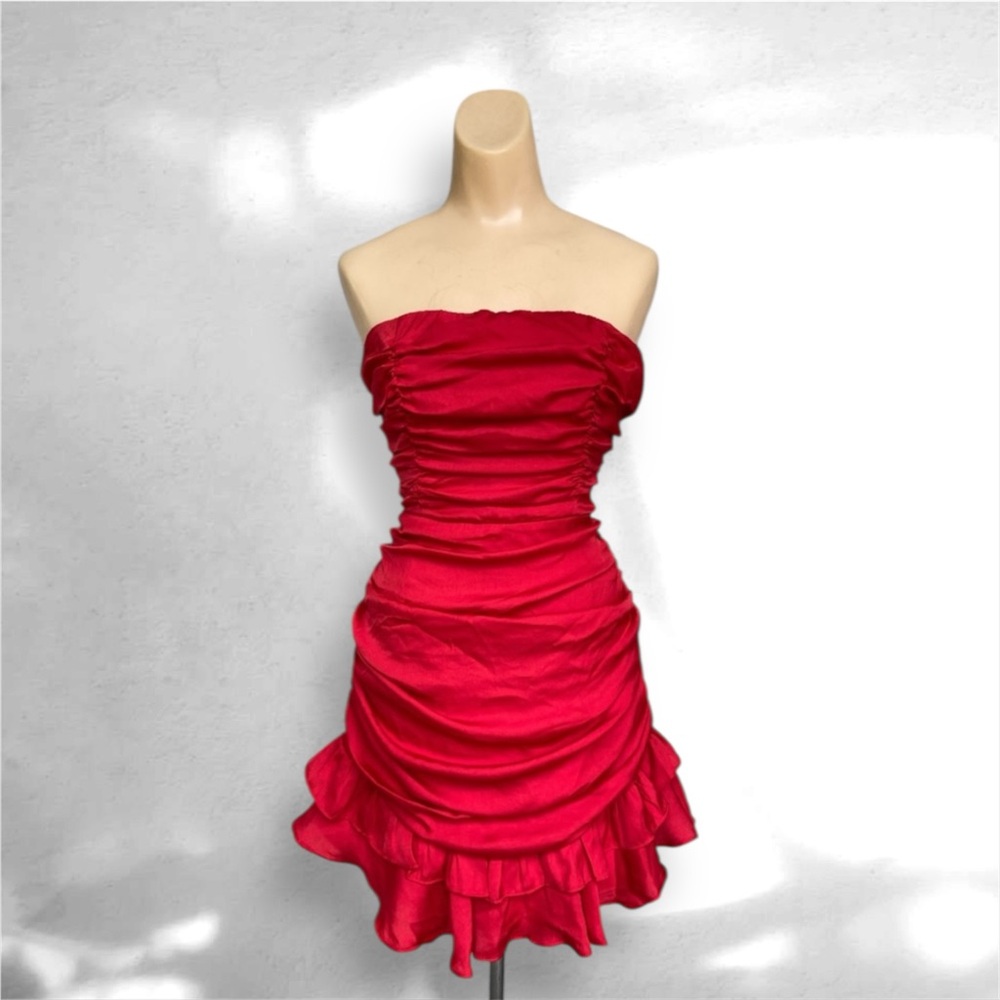 ✨ SELFIE LESLIE | Stunning Red Strapless Mini Dress